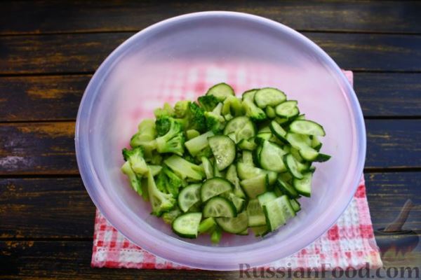 Салат из брокколи с огурцами, яйцами и сырно-ореховой заправкой